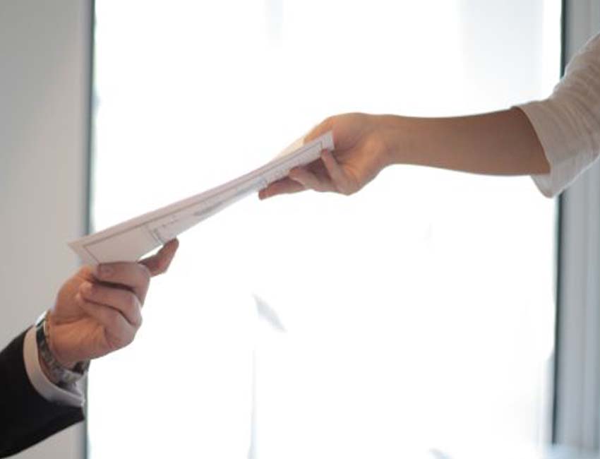 Dans quels cas peut-on remettre en main propre un courrier important ?